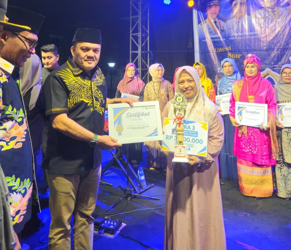 Ribuan Warga Padati Penutupan Festival Seni Budaya Sumbar 2026, Irwan Zuldani Serahkan Hadiah Juara Qasidah